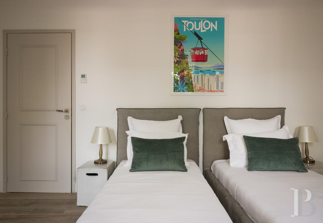 A renovated farmhouse surrounded by extensive grounds leading down to the sea, between Toulon and Hyères on the Var coast - photo  n°21